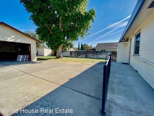Building Photo - 3 br, 1.5 bath House - 9147 Locust St