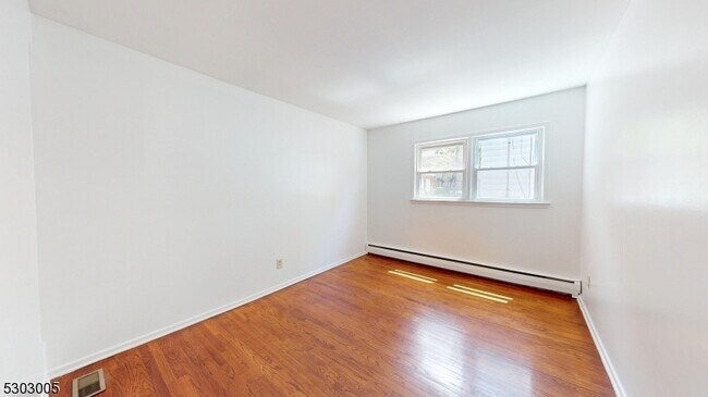 Foto del edificio - 121 W 3rd St