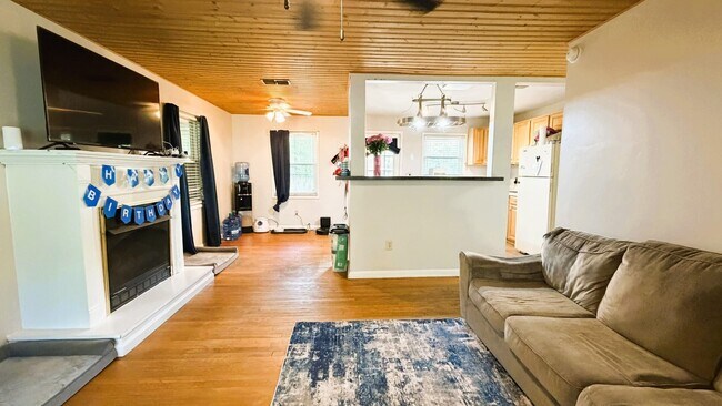 Foto del edificio - 1626 Mayhew St
