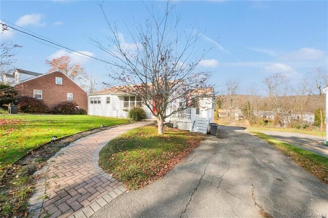 Foto del edificio - 22 Quaker Hill Rd
