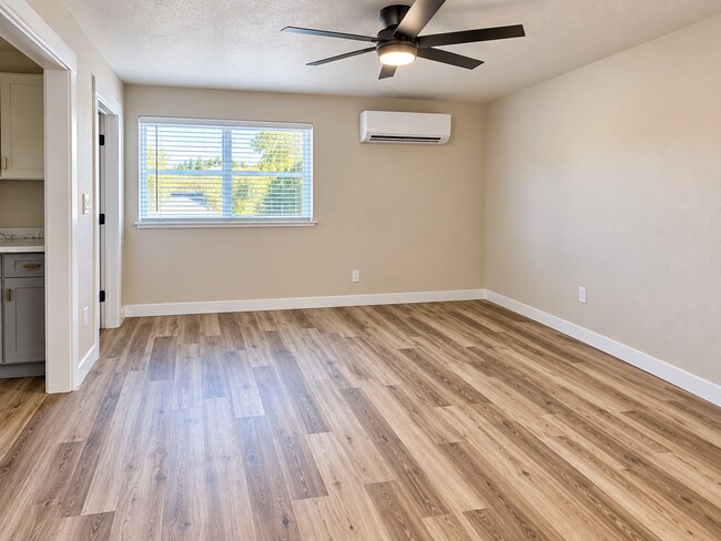 Foto del edificio - 210 N Market Blvd