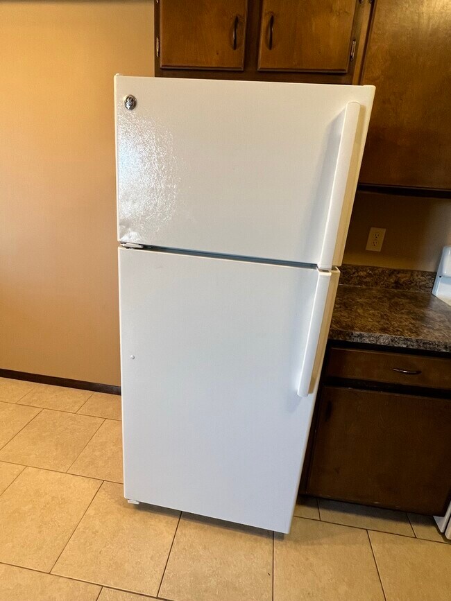 Full size fridge - 1832 Knox St