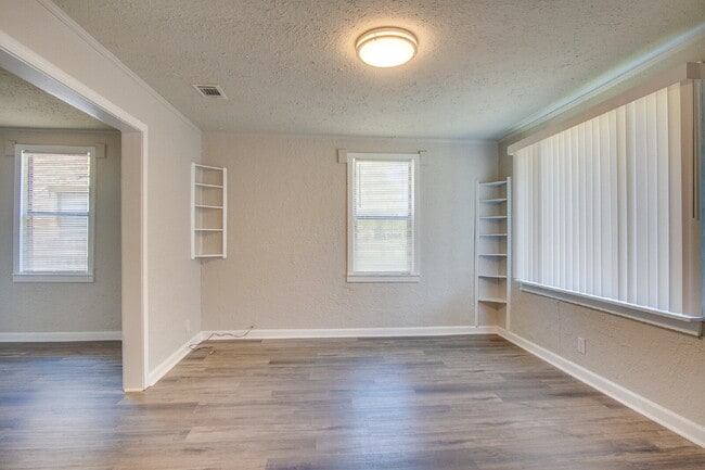 Building Photo - Central Pensacola 2BR Home with Fenced Yard, Updated Interior & Immediate Availability