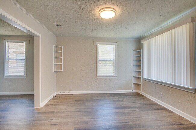 Foto del edificio - Central Pensacola 2BR Home with Fenced Yard, Updated Interior & Immediate Availability