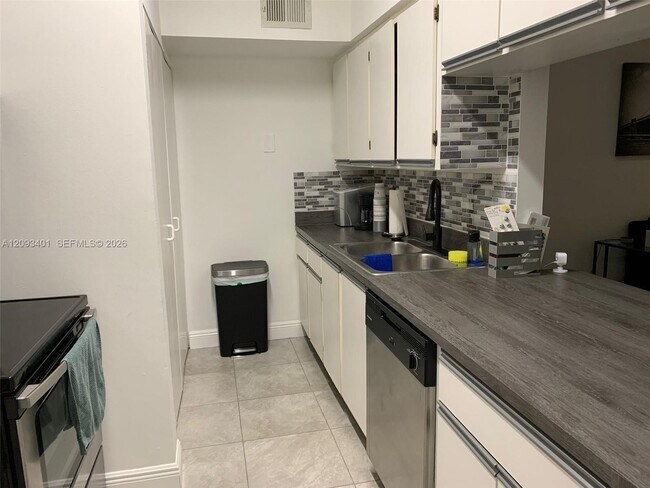 Foto del edificio - 18342 NW 68th Ave