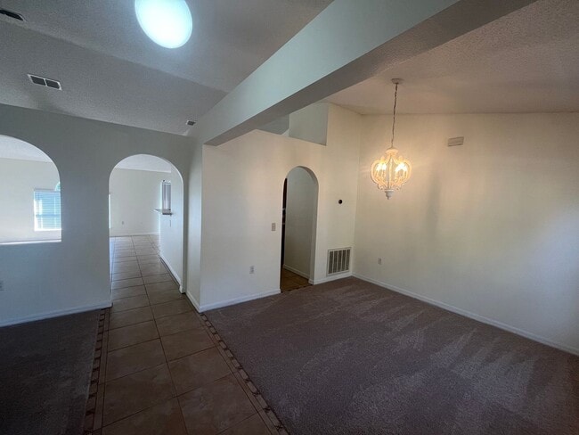 Foto del edificio - Beautiful Home with Spacious backyard