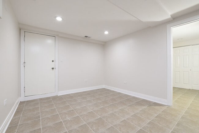 Building Photo - 4248 N Damen Ave