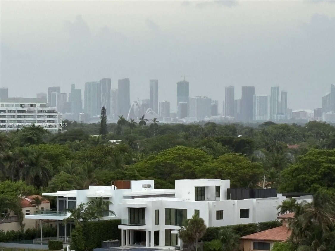 Primary Photo - 5313 Collins Ave