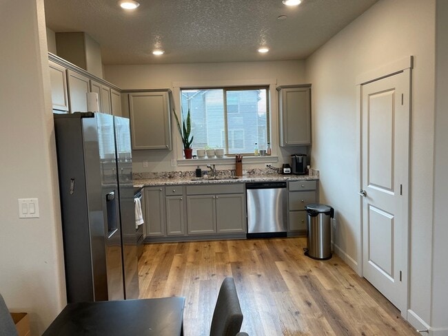 Building Photo - THREE BEDROOM TOWN HOME IN WOODLAND
