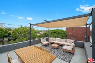 Building Photo - 420 S Beverwil Dr