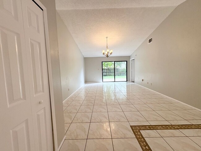 Building Photo - Great 3 BR home ~ Fenced Back Yard ~ A-Rat...