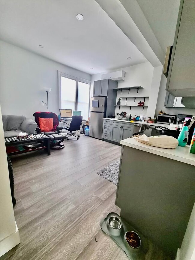 Building Photo - Renovated 2-Bedroom Apartment