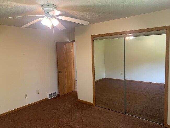 Foto del edificio - 438-440 W Hillside Dr