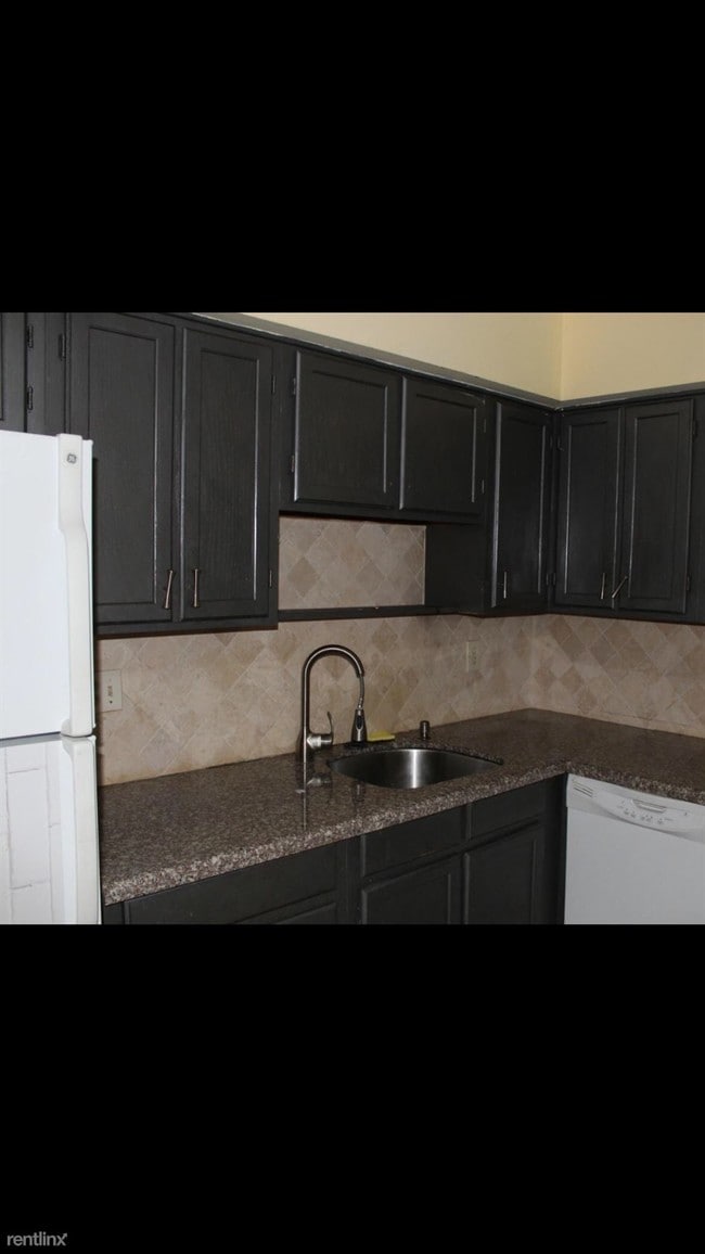 Building Photo - 9810 Pineapple Tree Dr