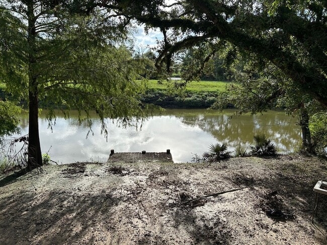 Foto del edificio - 327 Bayou Rd