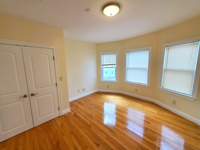 Building Photo - 161 Elm St
