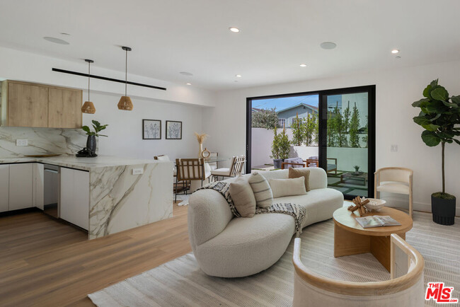 Building Photo - 1247 1/2 W Bellevue Ave