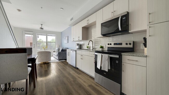 Foto del edificio - 6525 Ed Bluestein Blvd