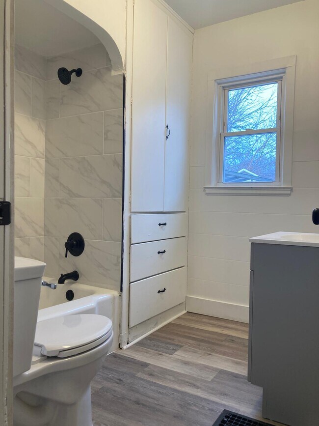 Baño (Planta baja) - 838 N Metcalf St