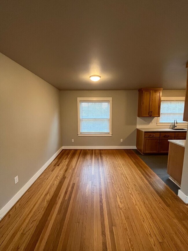 Building Photo - Large / Modern 1 Bedroom w/ Private Baseme...