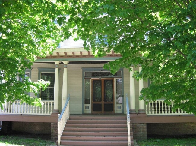 Building Photo - 705 E Walnut St