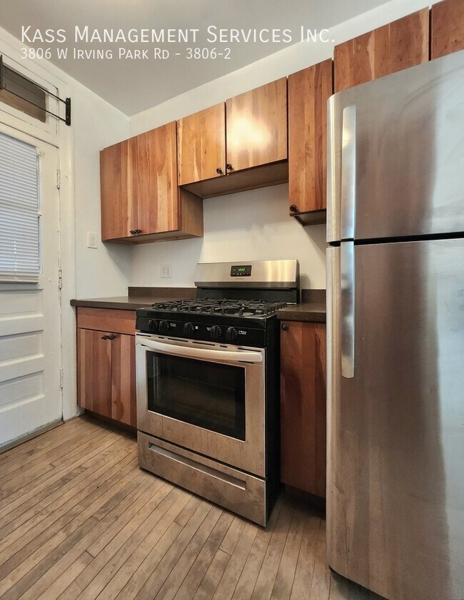 Foto del edificio - 3806 W Irving Park Rd