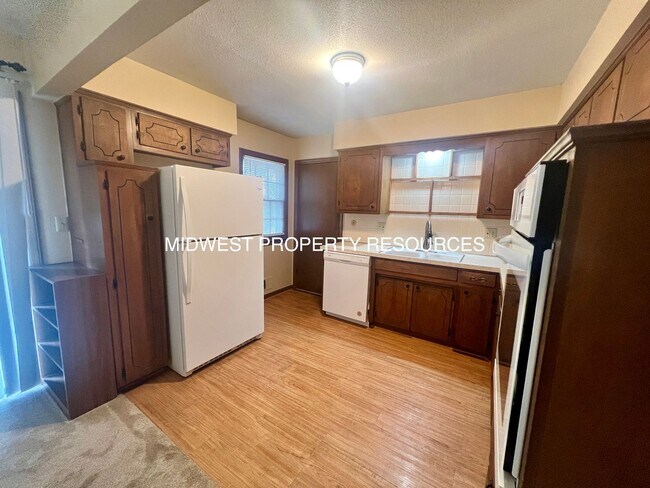Building Photo - Tidy Town-home in Lee's Summit for Lease