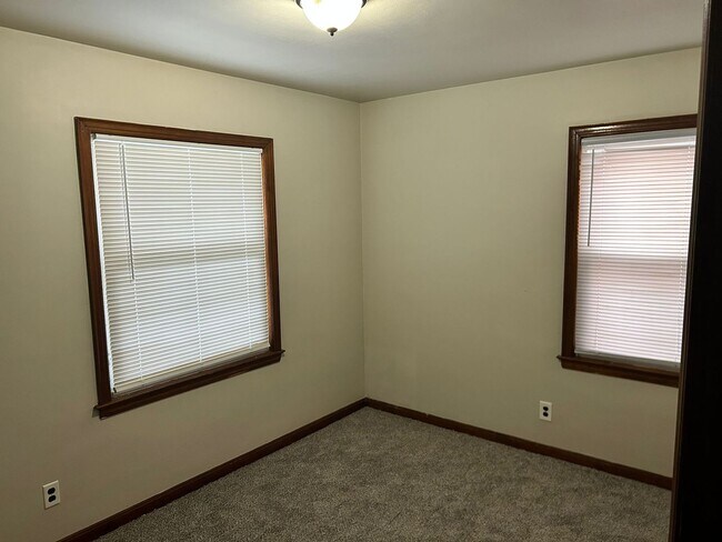 Building Photo - Rent ready!