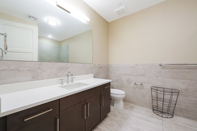 Building Photo - 1/Bedroom at Edgewater's top waterfront location.