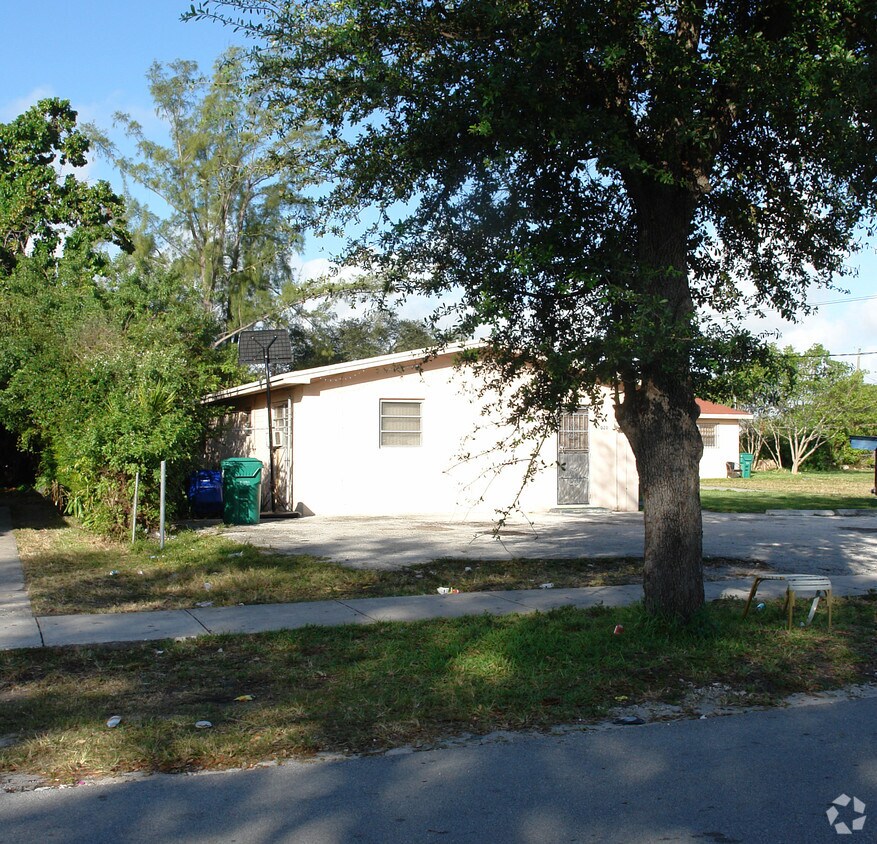 Foto del edificio - 8020 NW 12th Ct