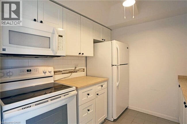 Building Photo - 107 Bagot St
