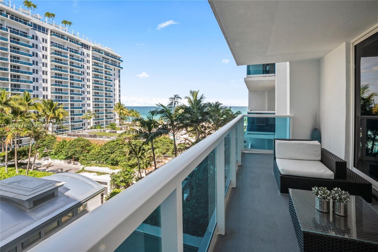 Primary Photo - 2301 Collins Ave