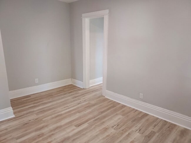 Building Photo - Spacious 2 Bed, 1 Bath Apartment for Rent