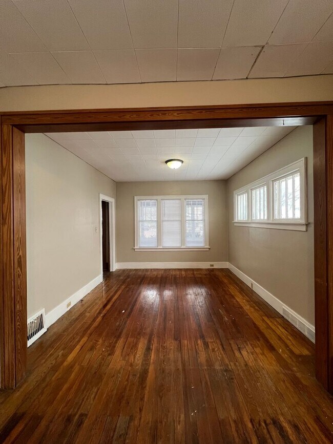 Building Photo - Lovely 2 Bedroom Southside Holland