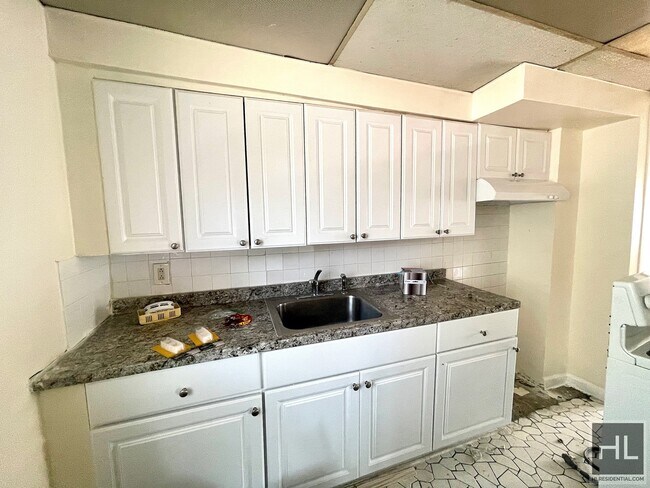 Building Photo - 3 Bedroom 1 Bath - LINDEN BOULEVARD