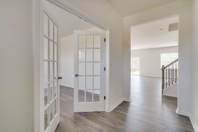 Building Photo - "Spacious 5-Bedroom Haven in Fuquay-Varina!"