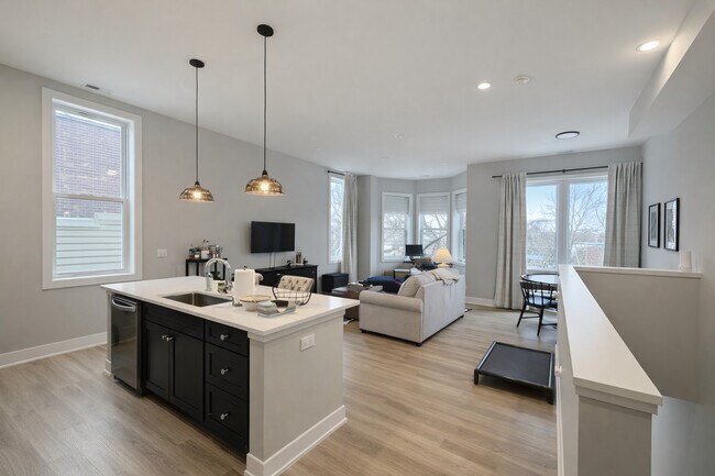 Foto del edificio - 1535 N Maplewood Ave