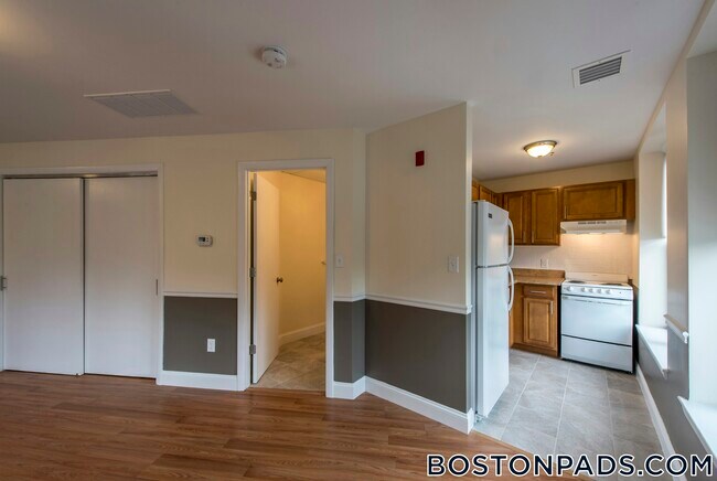 Building Photo - 1126 Boylston St