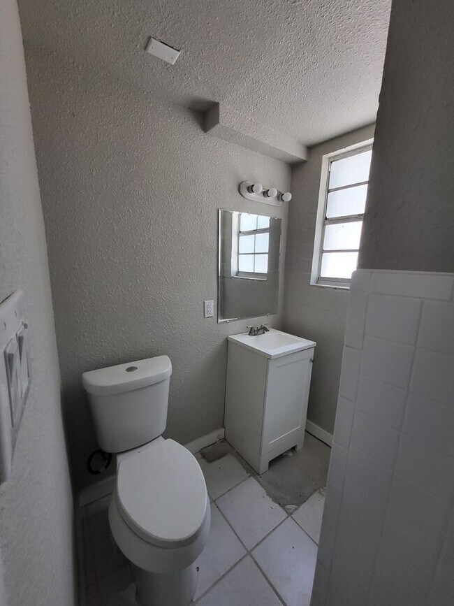 Foto del edificio - Mid-Century Home Ready for Move-In