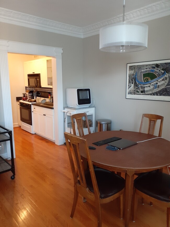 Dining Room - 6101 N Sheridan Rd