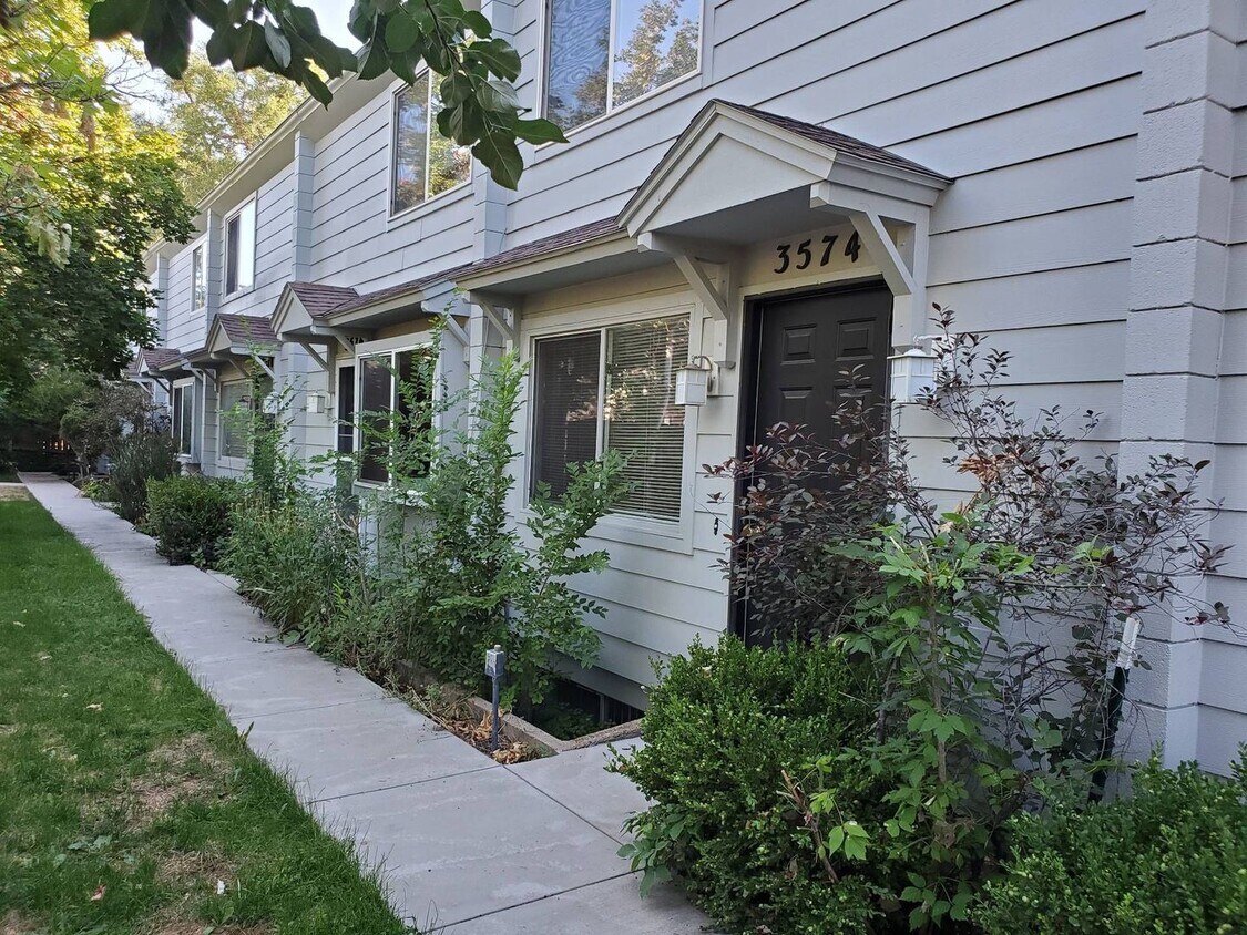 Primary Photo - Sunny, newly remodeled 3 bed + office/2.5 ...