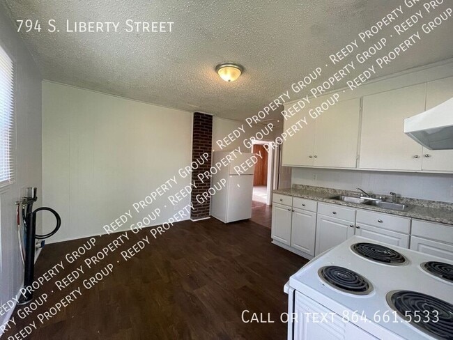 Building Photo - 2 bedroom / 1 bathroom home near downtown ...