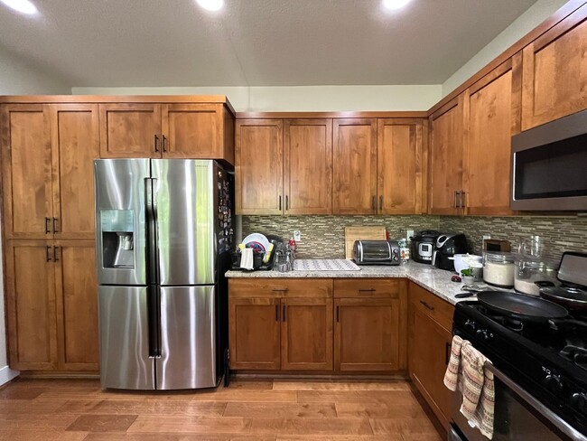Foto del edificio - Beautiful 4Bd + 2Ba With Gorgeous Green Vi...