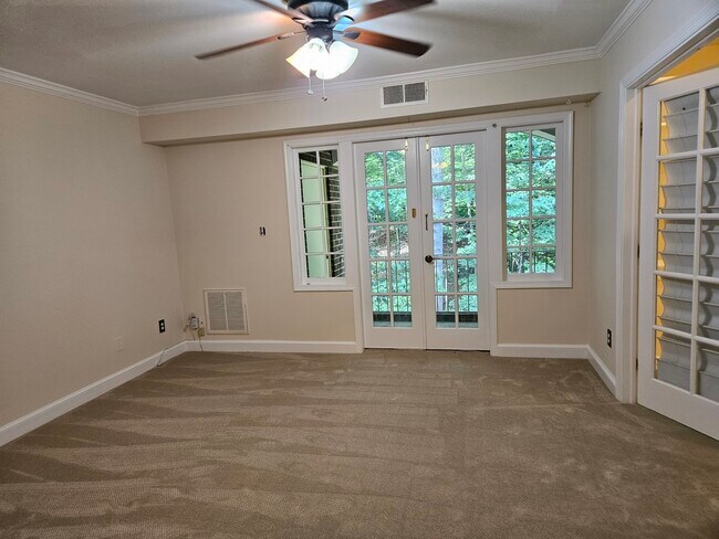 Foto del edificio - 5905 Noblestown Rd
