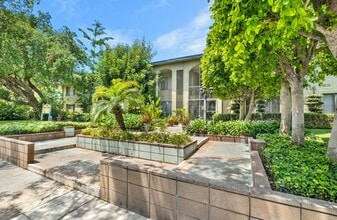 Building Photo - 933 Arcadia Ave