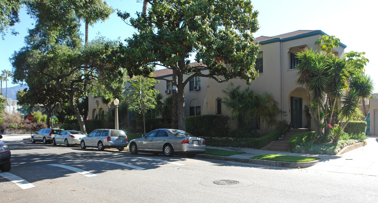 Primary Photo - 590 S Oakland Ave