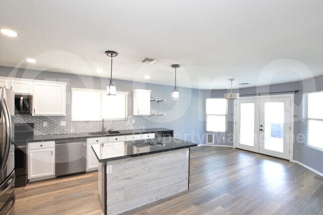 Building Photo - 2812 W Sunshine Butte Dr