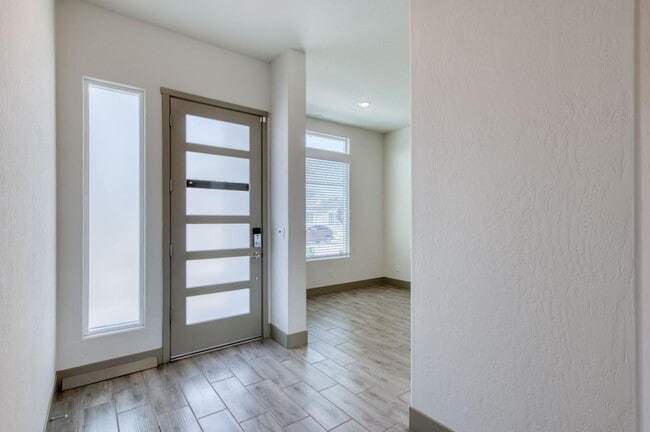 Building Photo - 860 Spg St W
