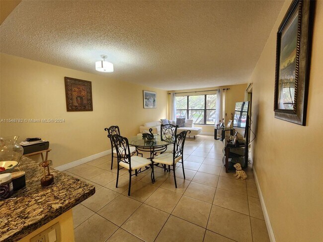 Building Photo - 2302 S Cypress Bend Dr