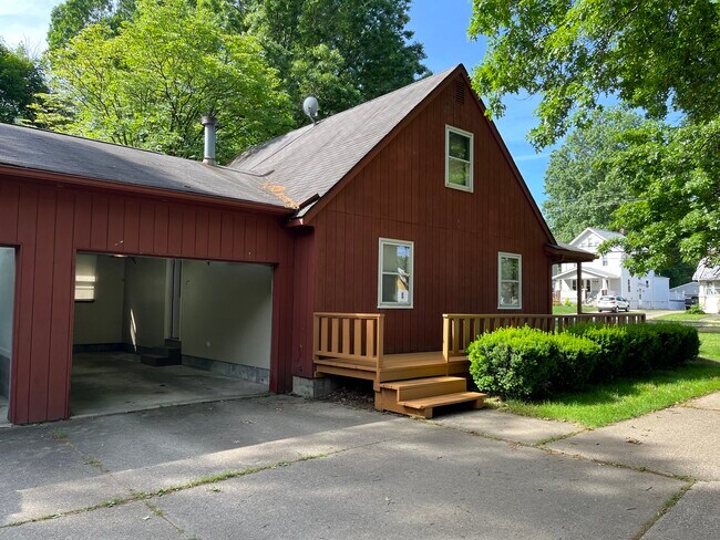 Foto del edificio - 723 Tallmadge Rd